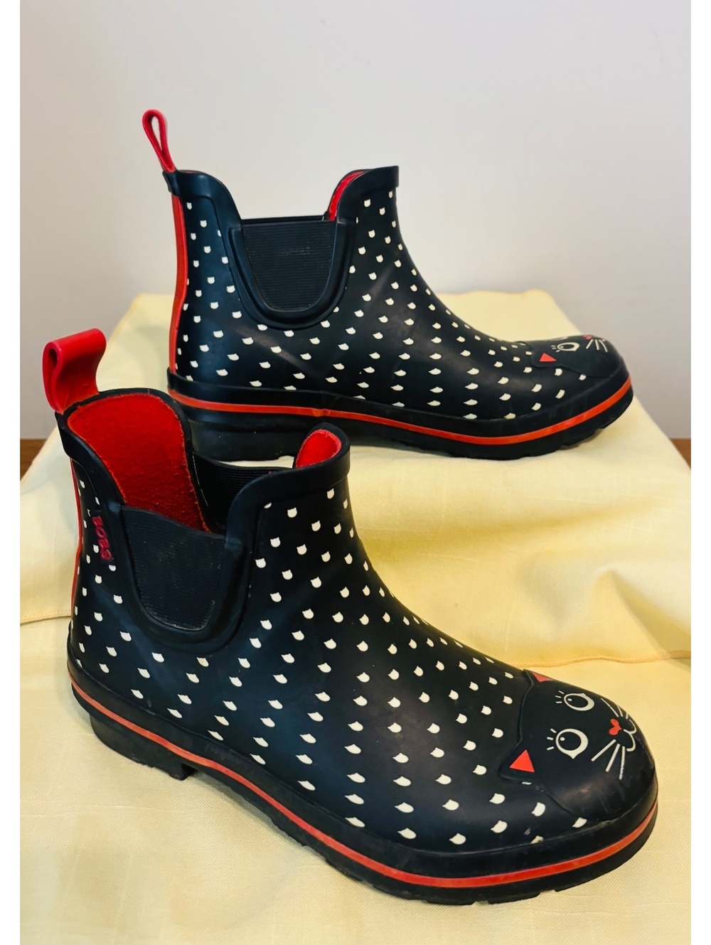 2020 Bob Skechers Black polka dot cat rain ankle boots waterproof size 6 slip on